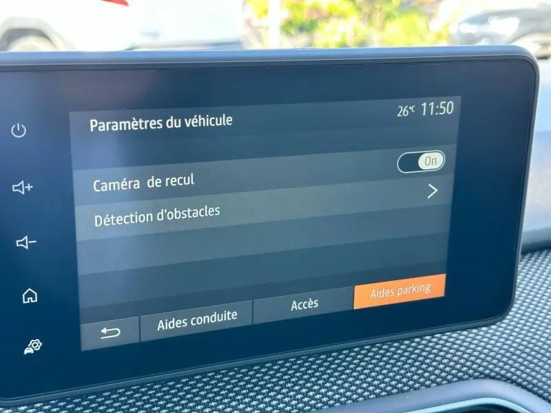Écran tactile du tableau de bord de la Dacia Sandero 2025 affichant les paramètres d'aide au stationnement.