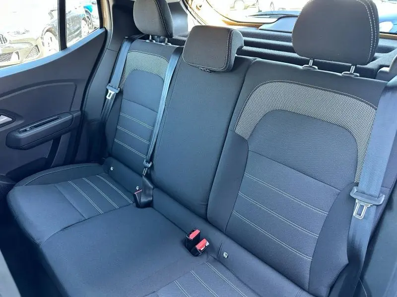 Vue intérieure de la banquette arrière en tissu Stepway gris avec surpiqûres de la Dacia Sandero 2025 côté droit.