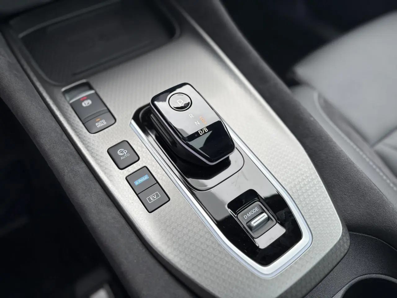 Gros plan sur la console centrale du Nissan Qashqai 2025 avec levier de vitesse automatique et boutons e-Pedal et D-Mode.