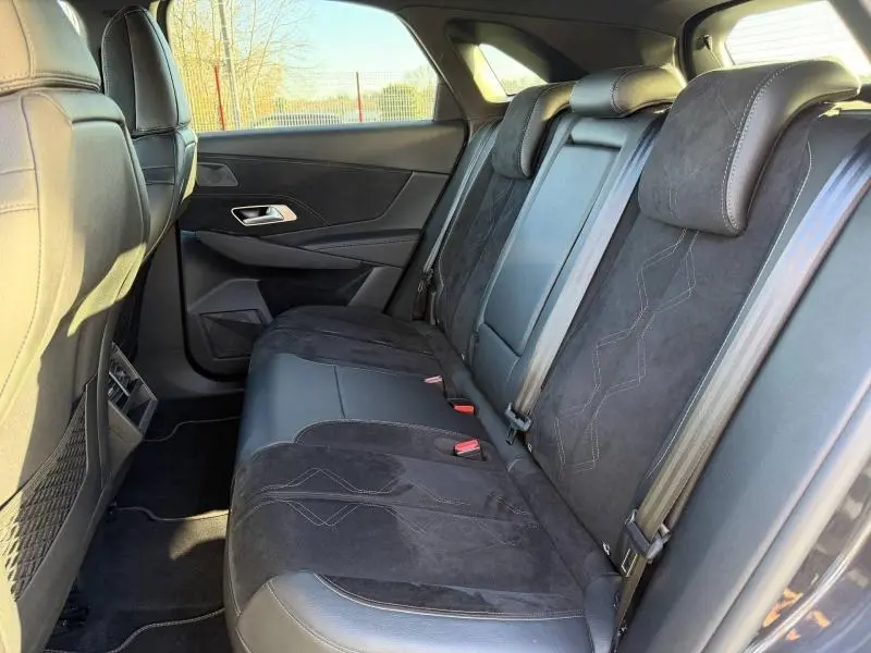 Vue latérale intérieure des sièges arrière en cuir et alcantara noirs du DS7 E-TENSE 225ch Performance Line 2024.