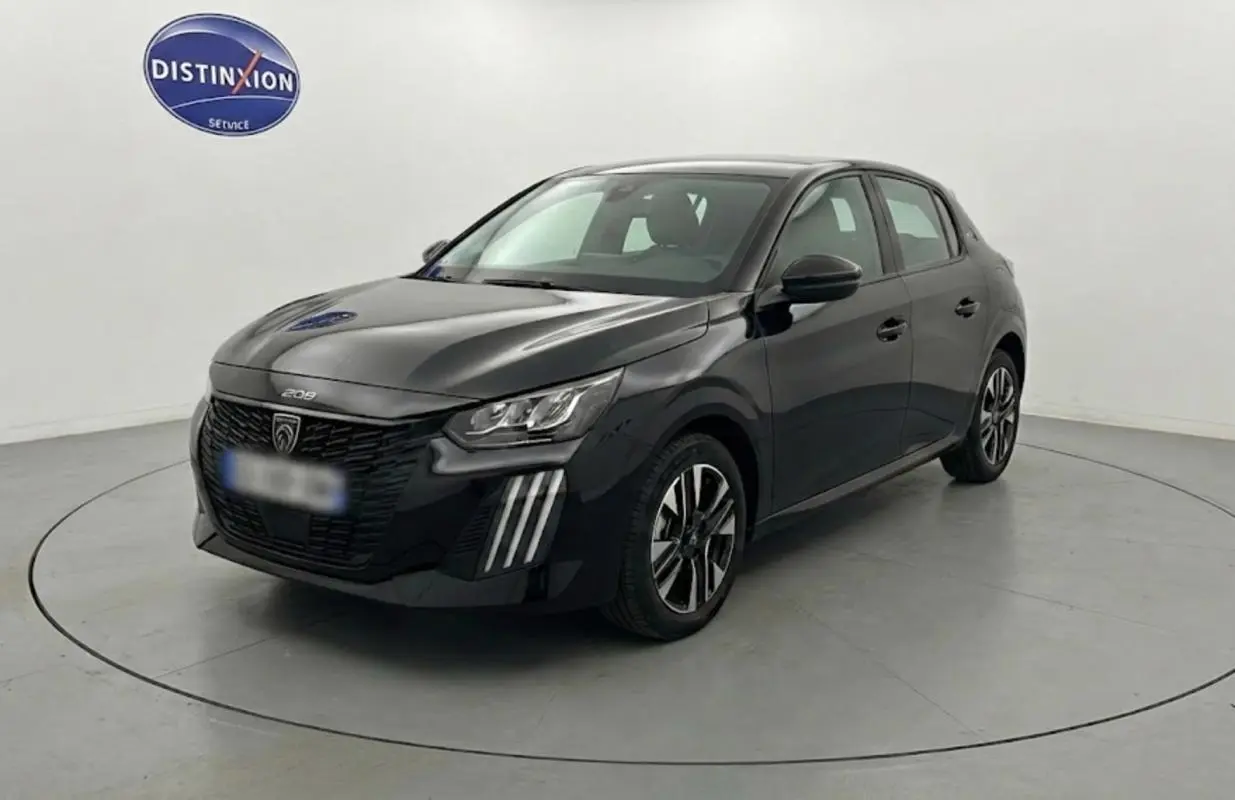 Peugeot 208 Hybrid noir vue 3/4 avant droit, avec calandre distinctive et jantes alliage 16 pouces.
