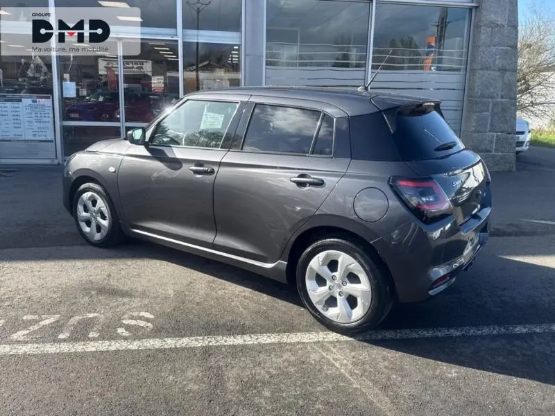 Suzuki Swift 1.2 Hybrid 83ch Privilège en Mineral Gray Metal vue 3/4 arrière côté gauche, jantes alu visibles.