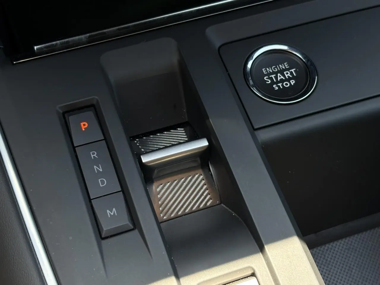 Gros plan sur la console centrale du Citroën C5 Aircross Hybrid noir Perla, avec sélecteur de boîte auto et bouton start/stop.