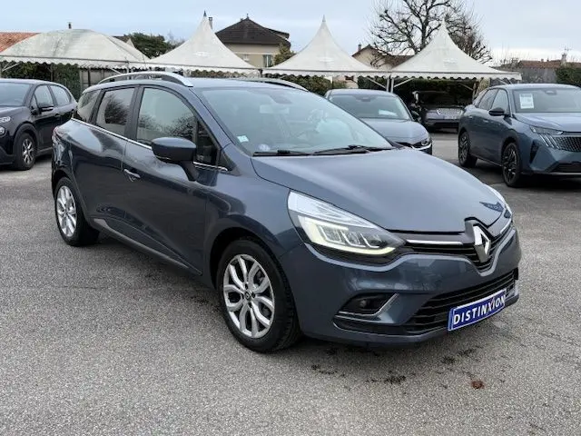 Renault Clio IV Estate TCE 90 Energy Intens gris titanium en 3/4 avant droit, jantes alliage 16 pouces visibles.