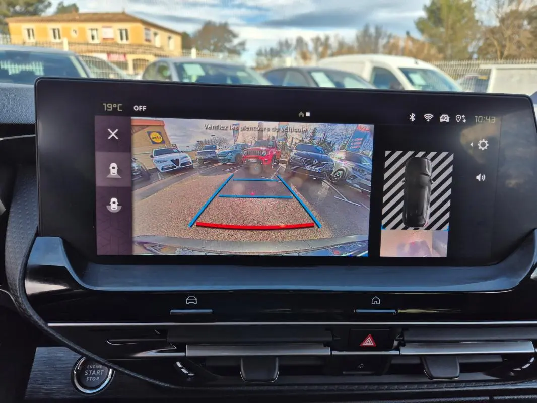 Vue de l'écran de caméra de recul du Citroën C5 X noir 2024, affichant l'arrière et les véhicules environnants.