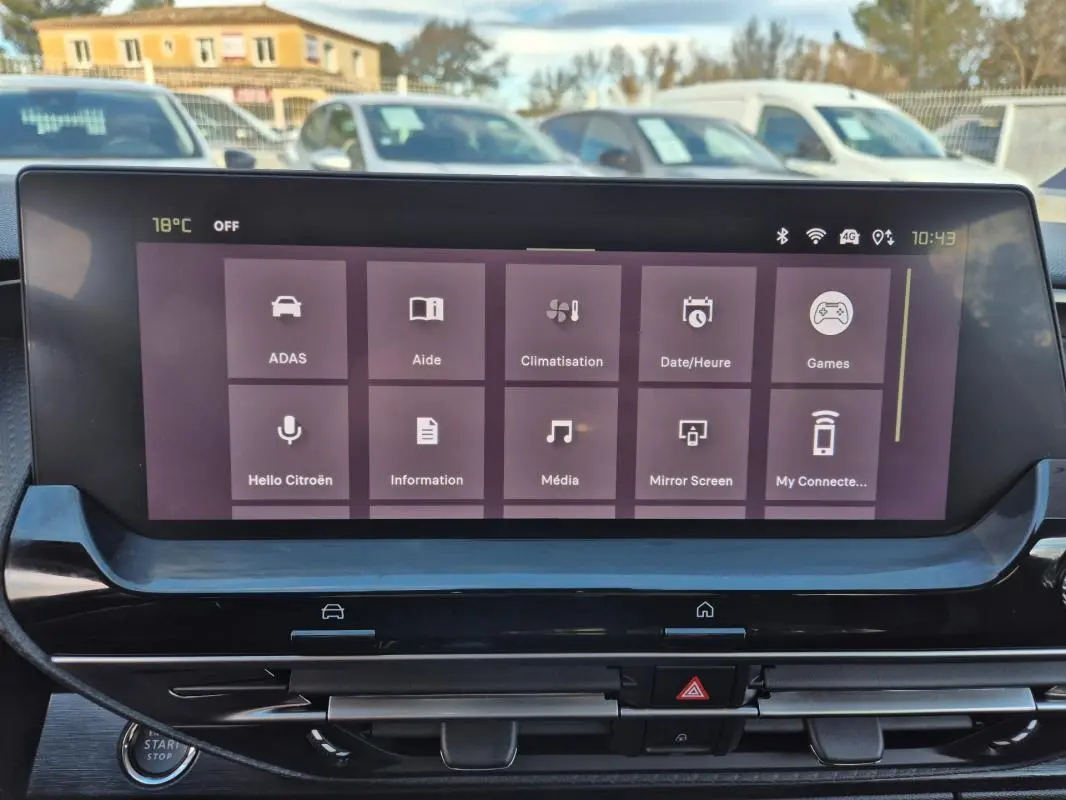 Écran tactile central intérieur du Citroën C5 X noir 2024, affichant le menu principal des fonctions connectées.