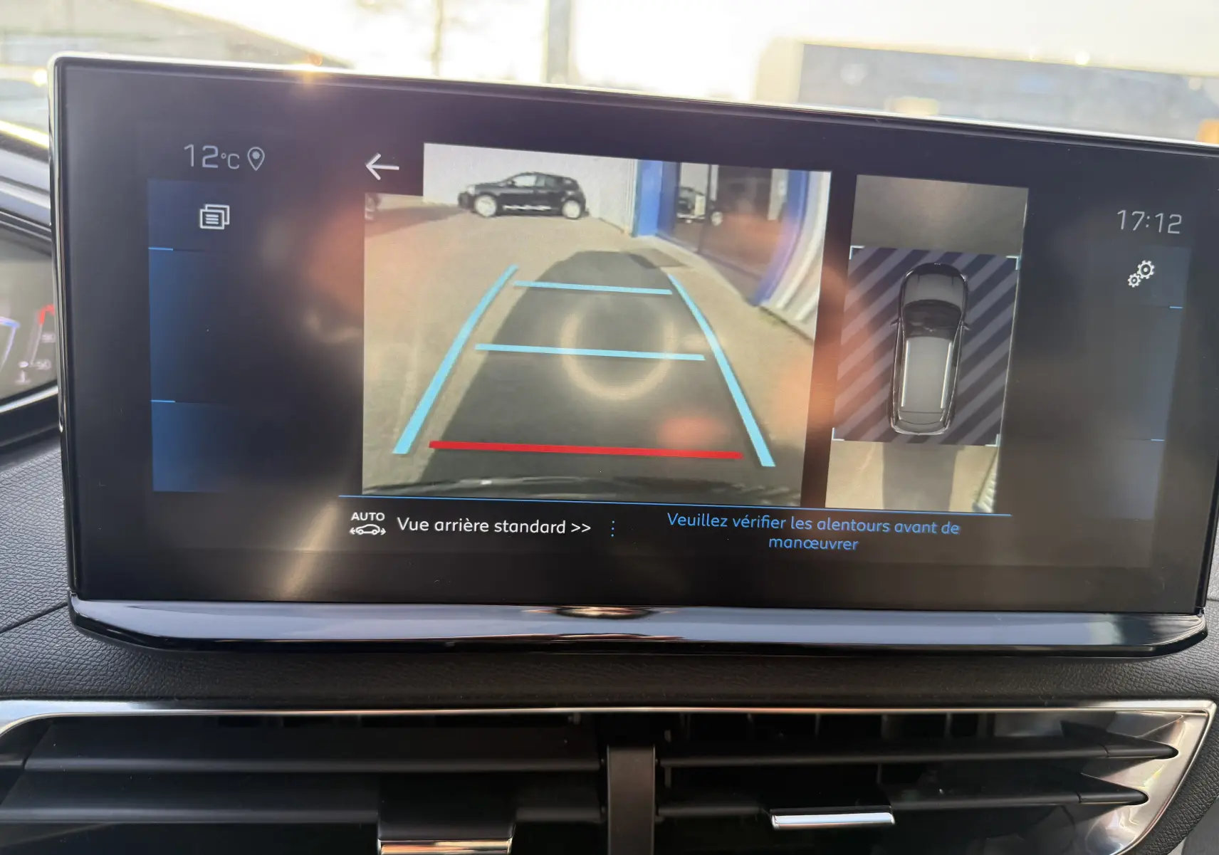 Écran intérieur du Peugeot 3008 gris montrant la caméra de recul et la vue 360° en mode stationnement.