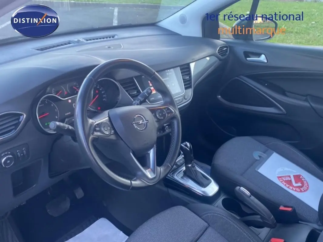 Vue intérieure de l’Opel Crossland 2022 côté conducteur, volant cuir multifonctions et tableau de bord moderne.