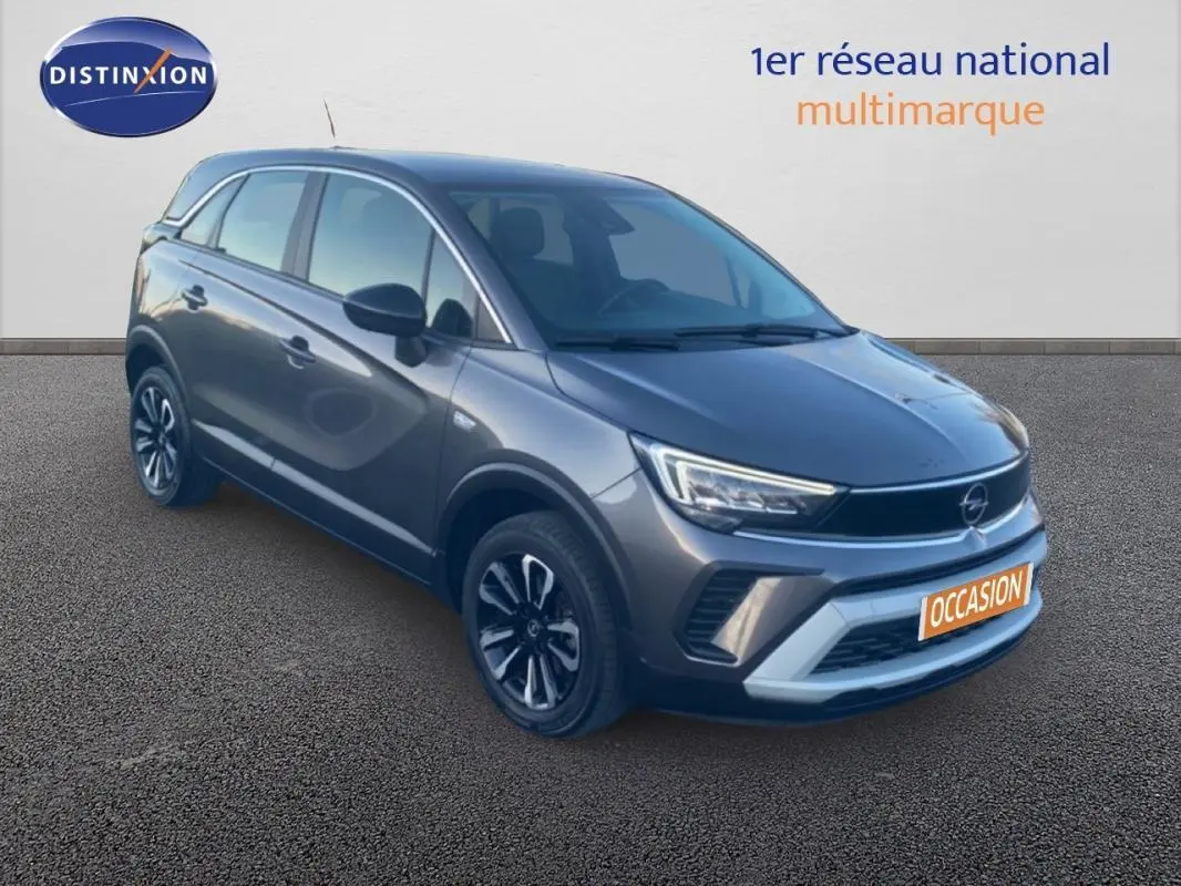 Opel Crossland gris foncé en 3/4 avant droit, jantes alliage 17 pouces et calandre moderne visible.