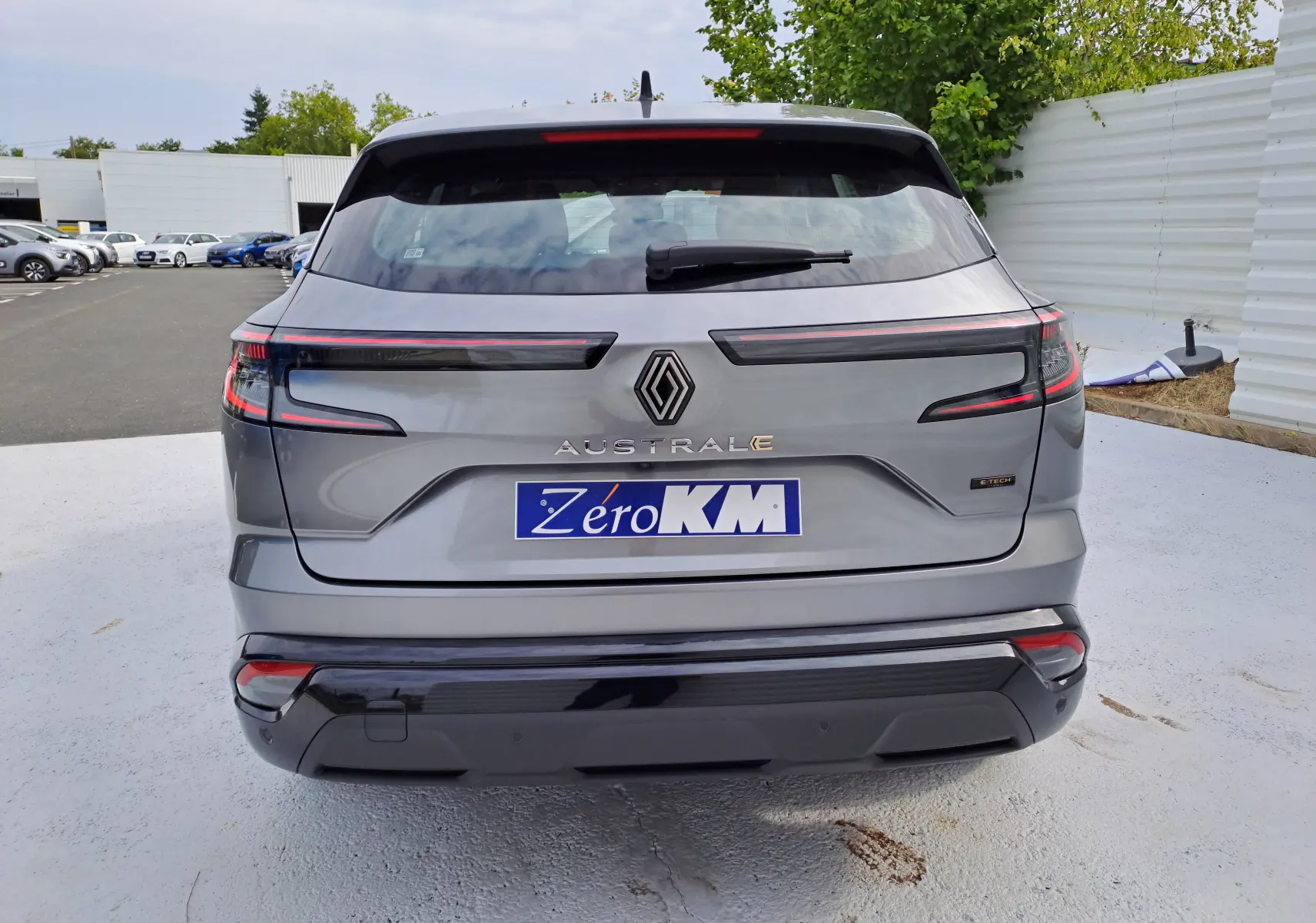 Vue arrière d'un Renault Austral gris schiste avec feux LED fins et logo central bien visible.