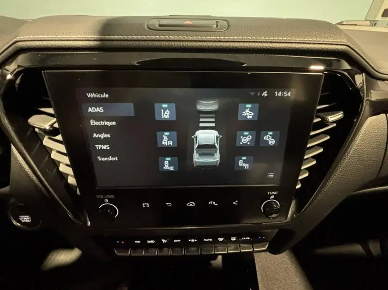 Écran tactile central de l’Isuzu D-MAX 2025 affichant les aides à la conduite dans un intérieur noir.