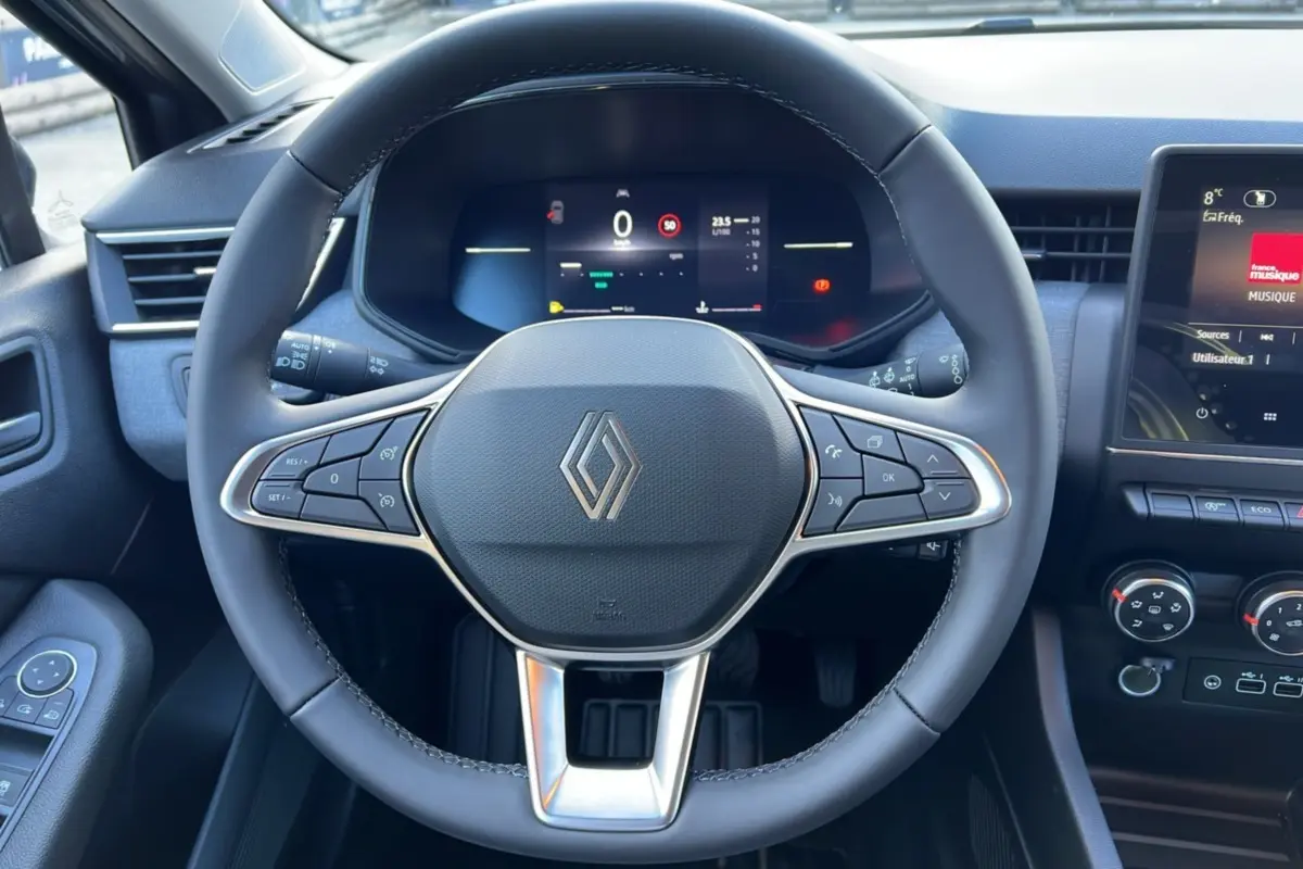 Vue frontale du volant et tableau de bord numérique d'une Renault Clio DCI 100 Evolution Camera 2025 gris schiste.
