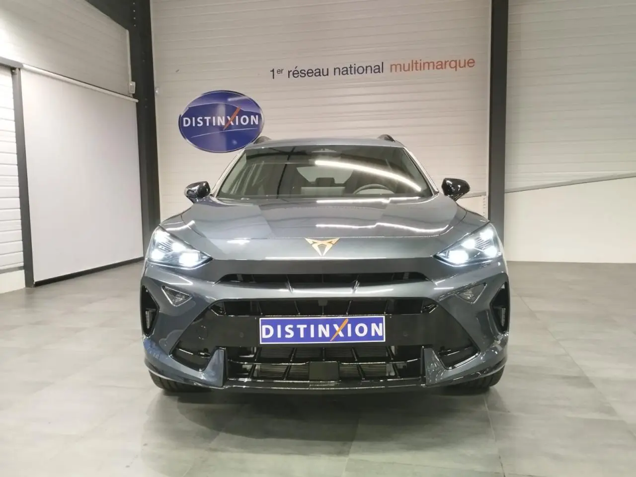 Vue frontale d'un CUPRA Formentor 2.0 TDI 150 DSG 7 en gris Magnetic Tech avec logo CUPRA lumineux sur le capot.