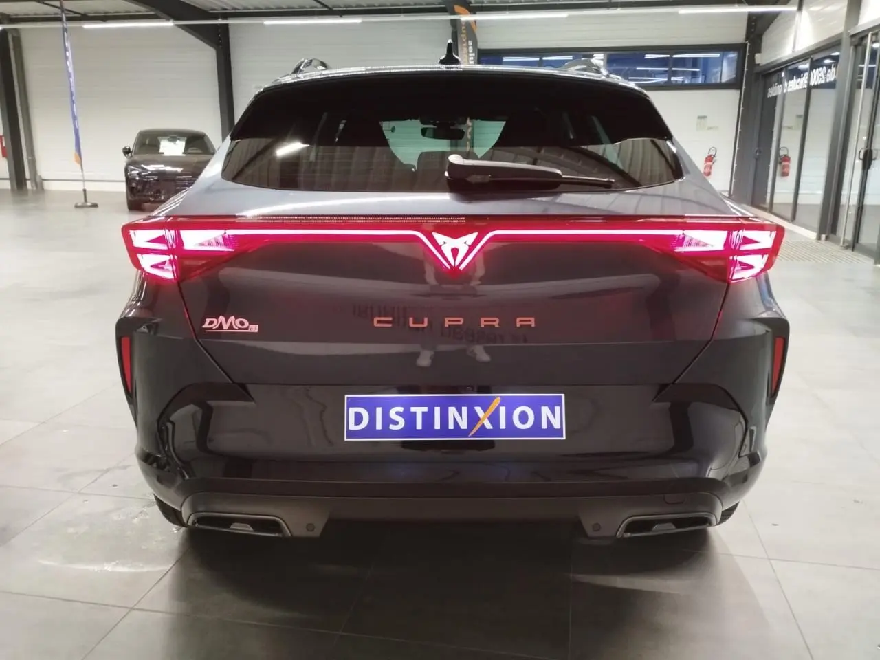 Vue arrière du CUPRA Formentor 2.0 TDI 150 DSG 7 en Magnetic Tech avec feux arrière lumineux en bandeau Tri-LED.