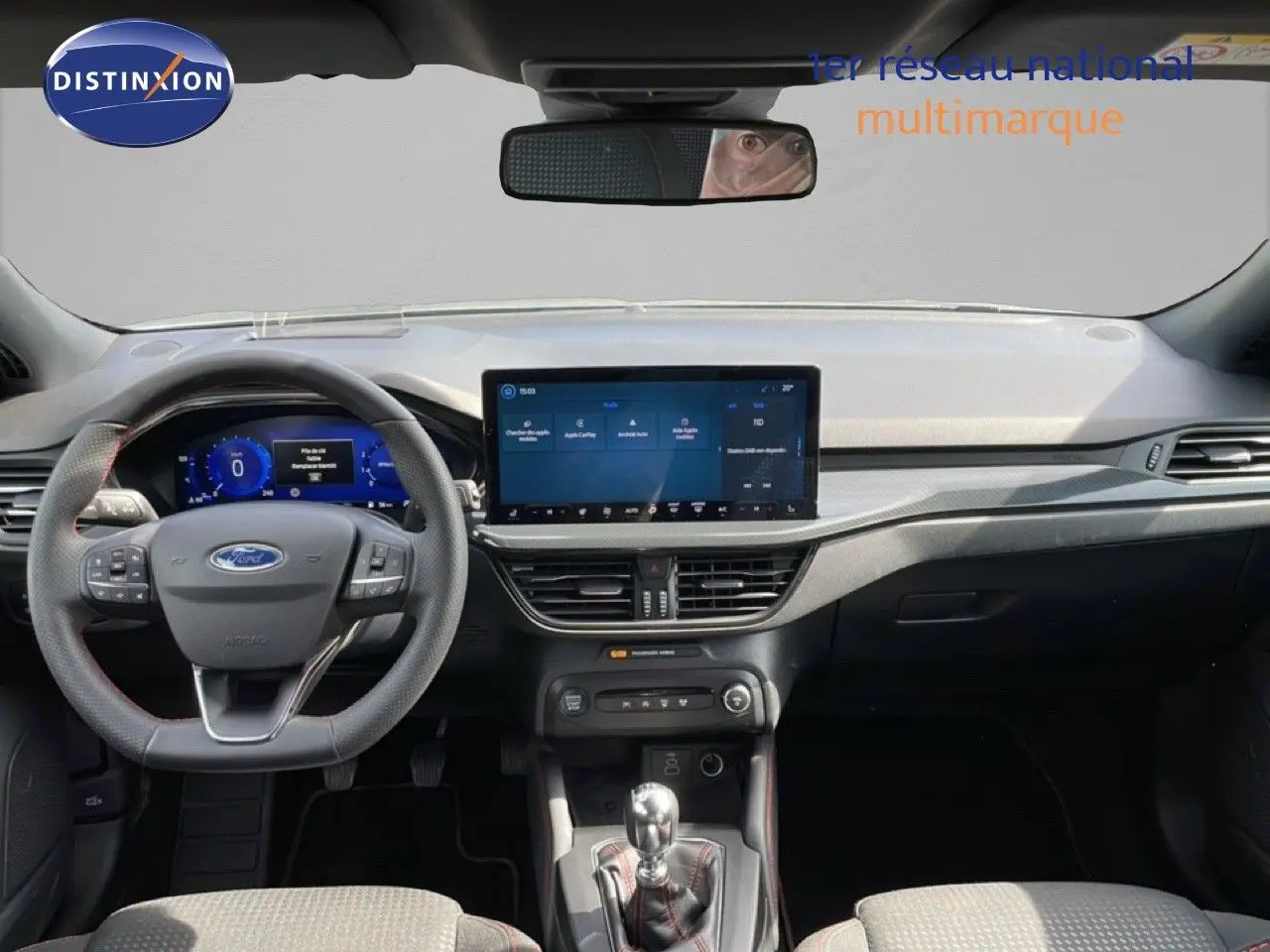 Vue intérieure avant de la Ford Focus SW gris lunaire, tableau de bord moderne avec écran tactile large et volant multifonction.