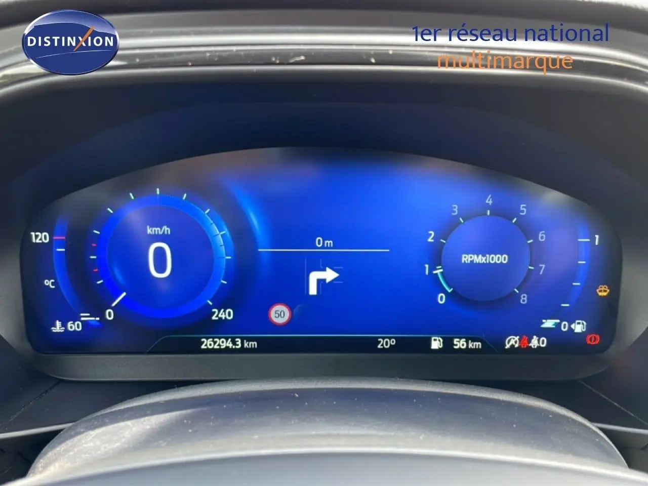 Tableau de bord numérique bleu de la Ford Focus SW 1.0 EcoBoost 2023, affichant vitesse, compte-tours et navigation.