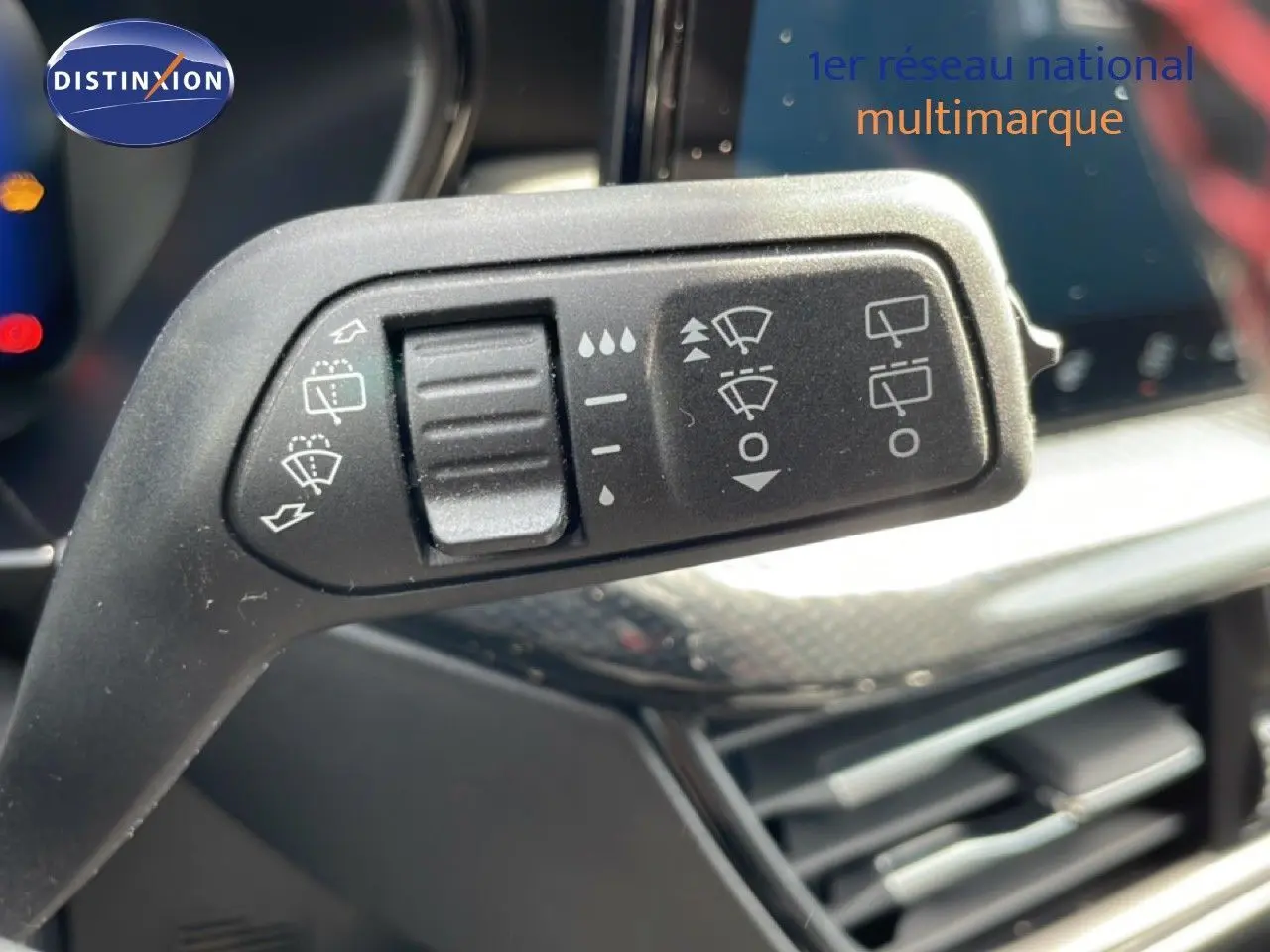 Gros plan sur la commande d’essuie-glace dans l’habitacle d’une Ford Focus SW gris lunaire 2023.