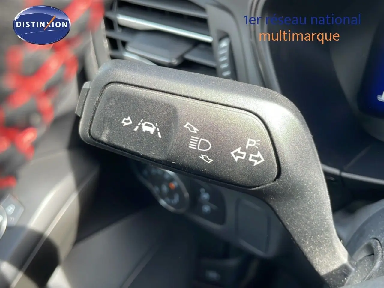 Gros plan sur la commande de clignotants et aides à la conduite dans l’habitacle de la Ford Focus SW gris lunaire 2023.