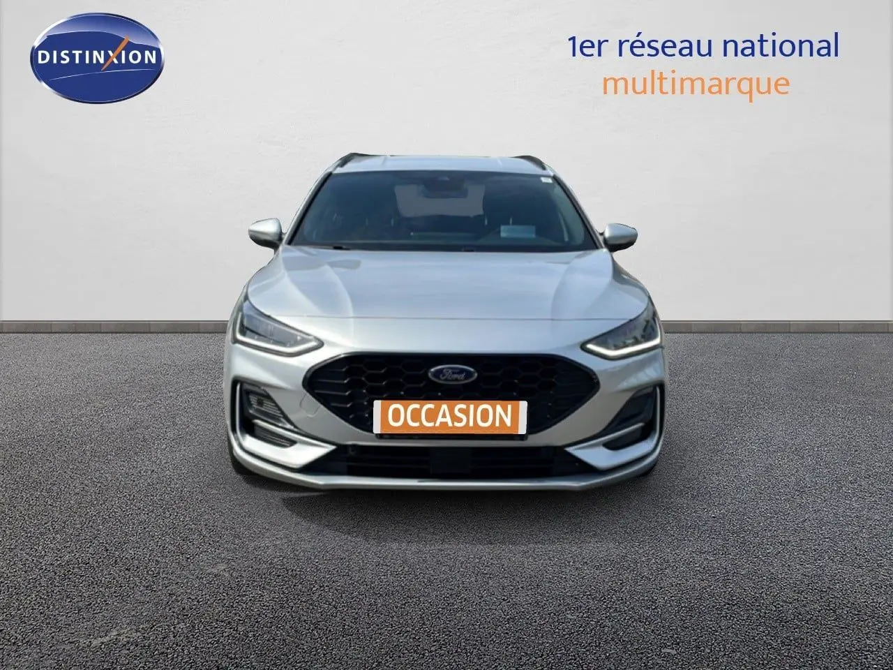 Vue frontale d'une Ford Focus SW 1.0 EcoBoost MHEV 125ch ST-Line X gris lunaire métal avec calandre noire et feux LED.