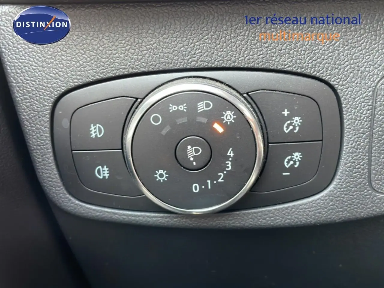 Gros plan sur le sélecteur de feux et réglages d’éclairage intérieur d’une Ford Focus SW gris lunaire 2023.
