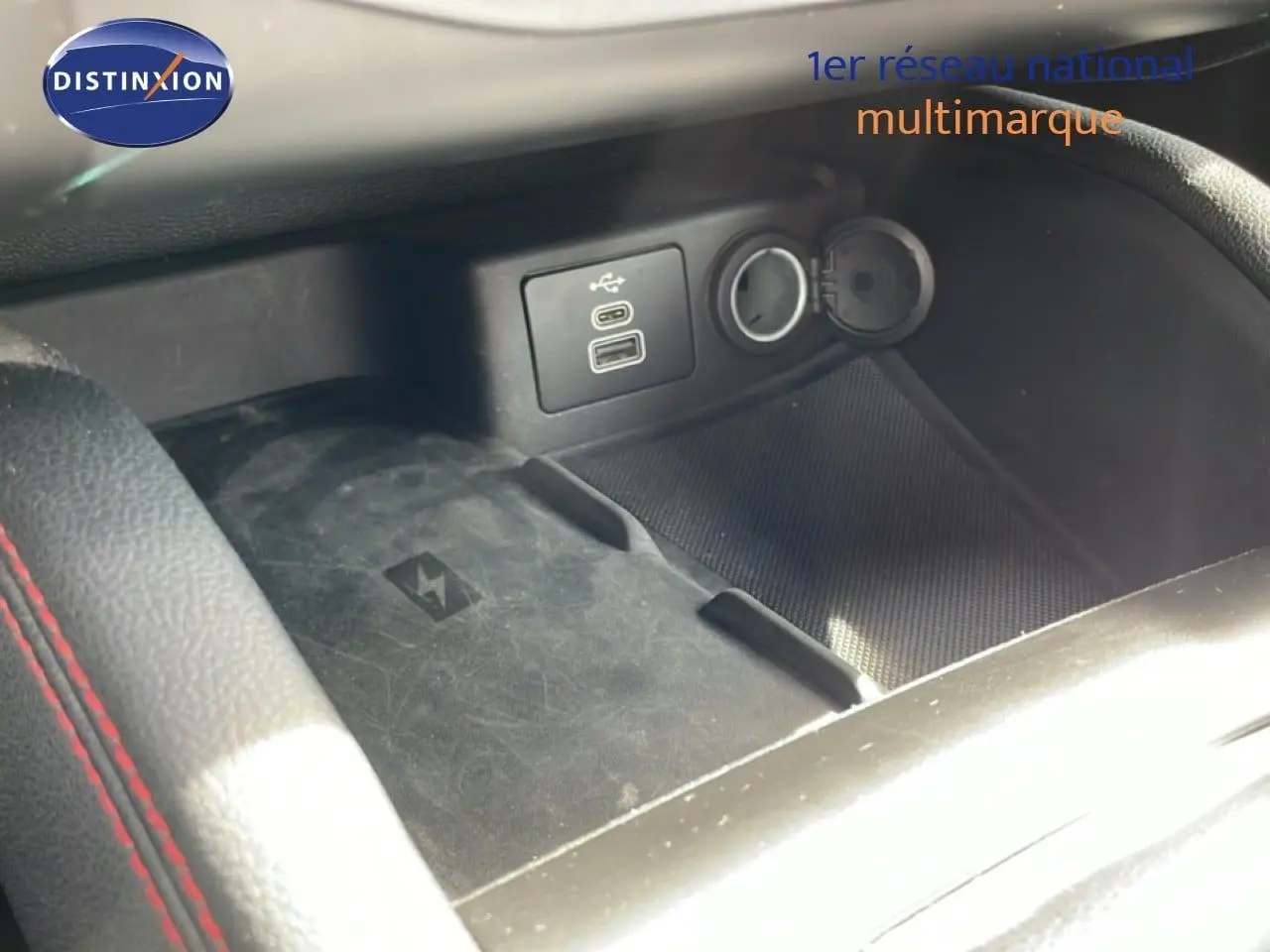 Gros plan sur la console centrale noire avec ports USB et prise 12V du Ford Focus SW gris lunaire 2023.