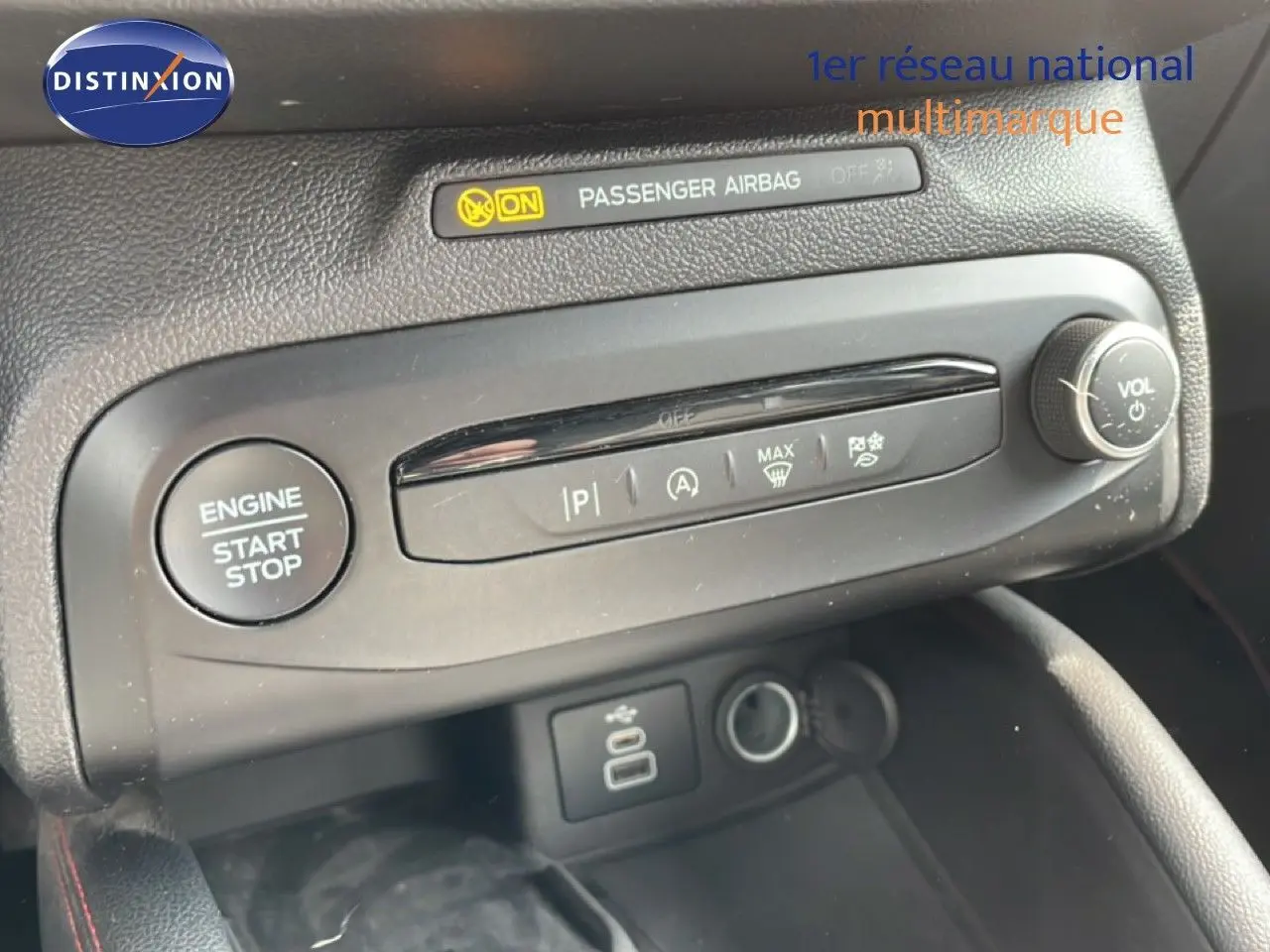 Détail du tableau de bord de la Ford Focus SW gris lunaire, avec bouton start/stop et commandes climatisation visibles.