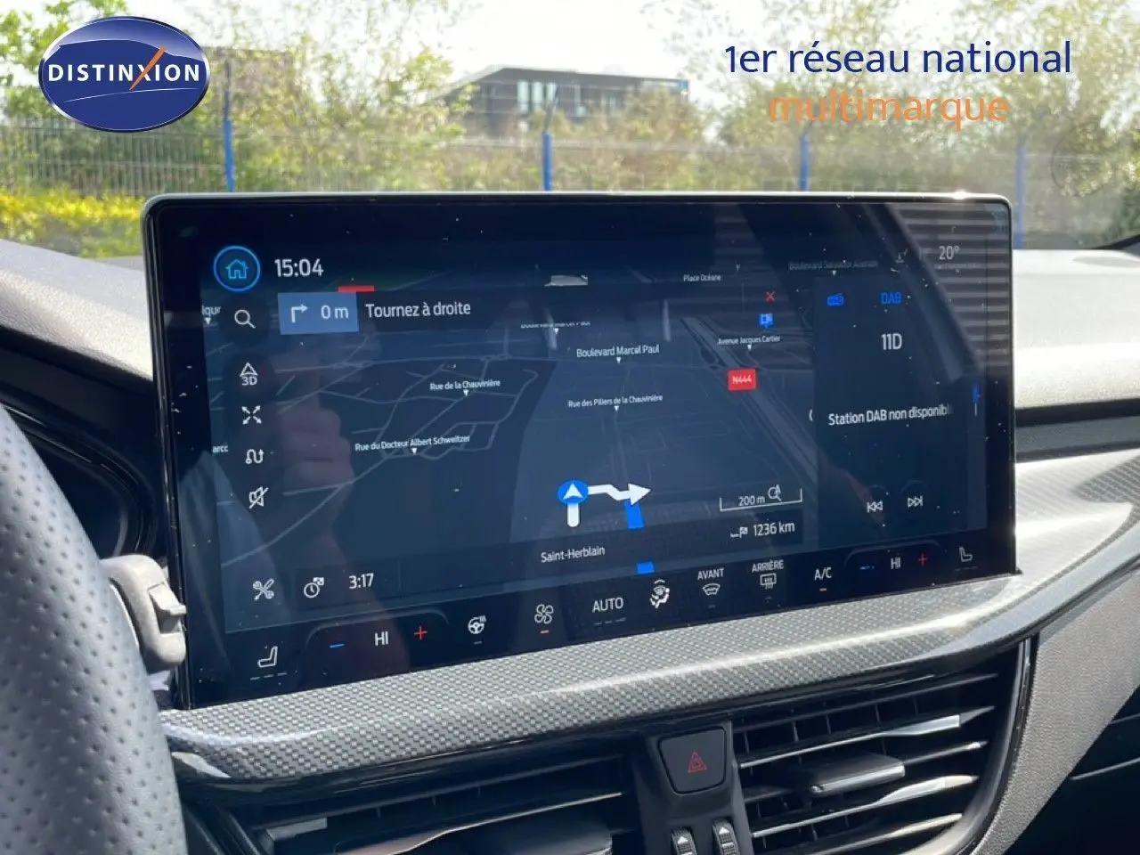 Écran tactile central de la Ford Focus SW 2023 affichant la navigation, avec tableau de bord gris lunaire métallique visible.