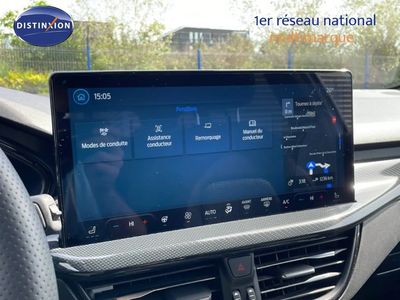 Écran tactile central du tableau de bord de la Ford Focus SW 2023, affichant les fonctions d’aide à la conduite.