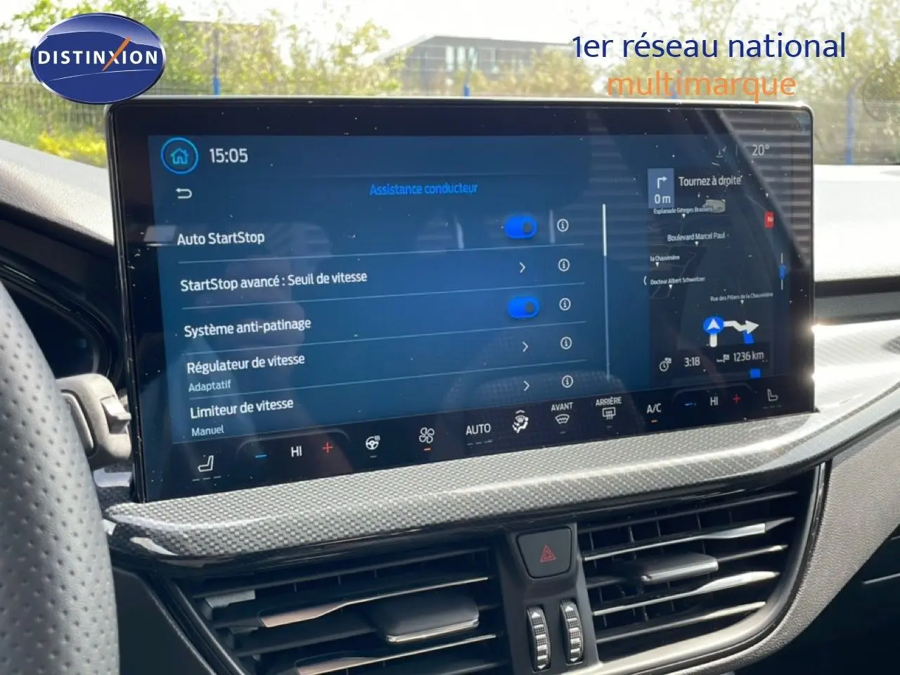 Écran tactile central de la Ford Focus SW 2023 affichant les options d’assistance conducteur et la navigation.