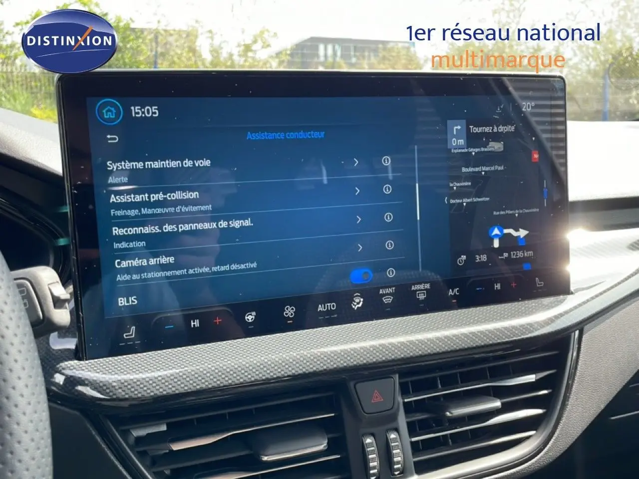 Vue intérieure du tableau de bord de la Ford Focus SW 2023 avec écran tactile affichant les aides à la conduite.