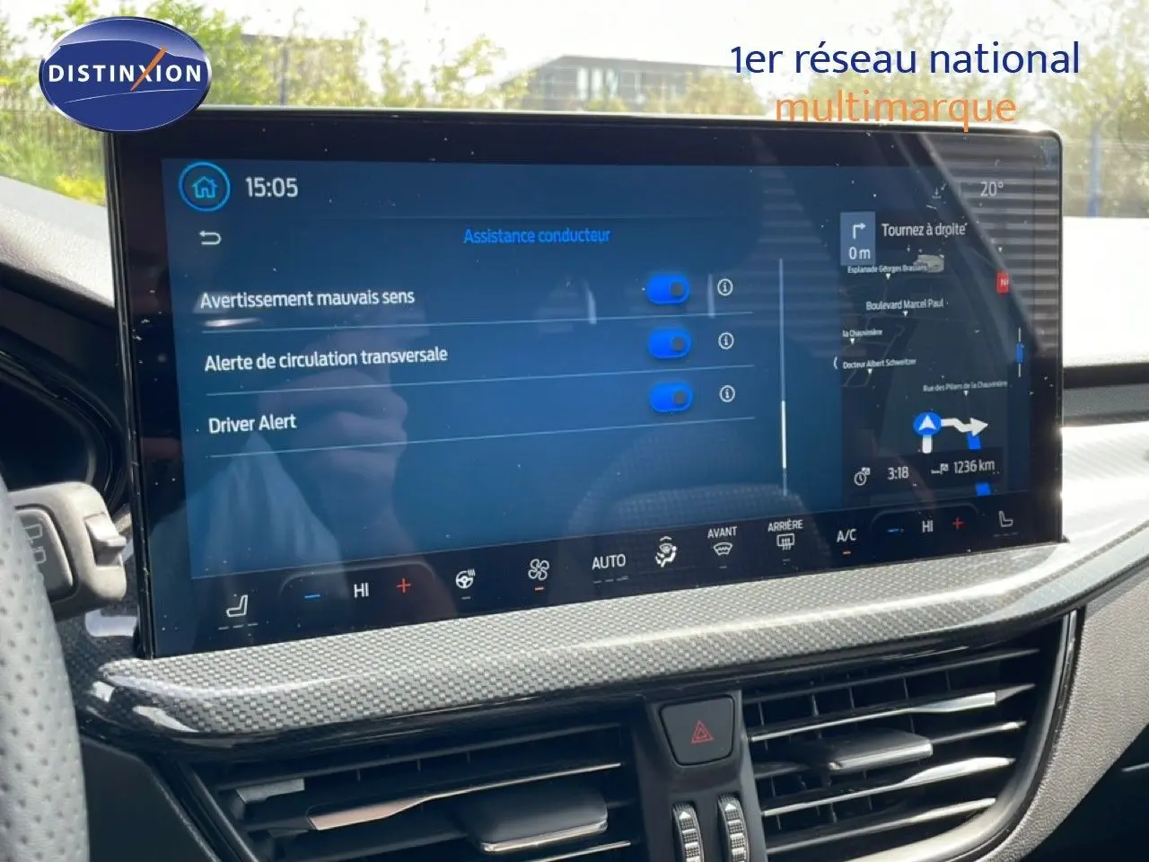 Écran tactile central du tableau de bord de la Ford Focus SW 2023, affichant les aides à la conduite et la navigation.