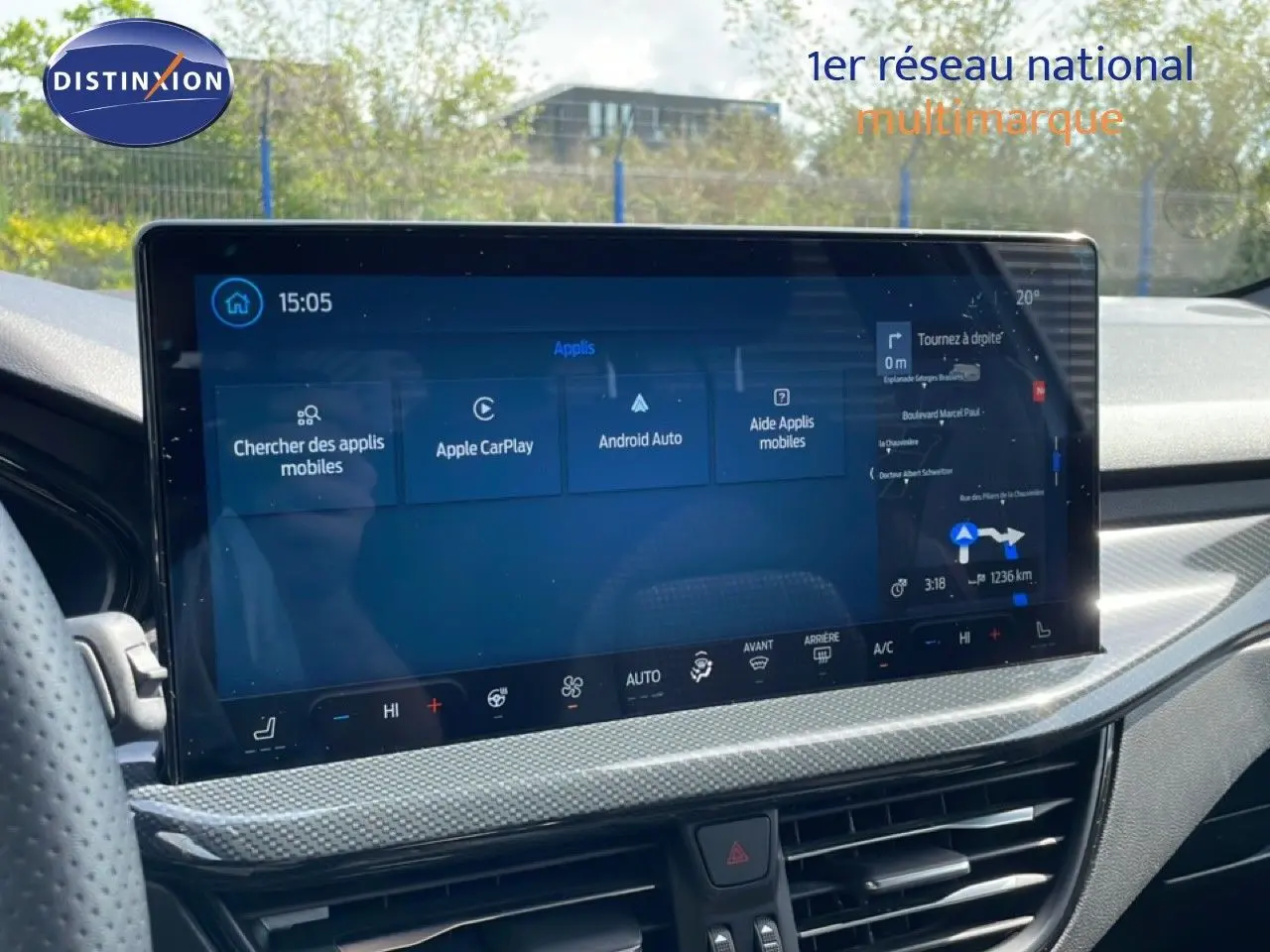 Écran tactile central du tableau de bord de la Ford Focus SW 2023, affichant navigation et options connectées.