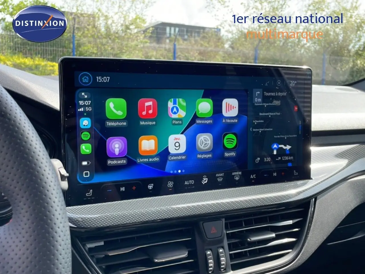Vue intérieure centrée sur l'écran tactile multimédia de la Ford Focus SW 2023, affichant les applications connectées.