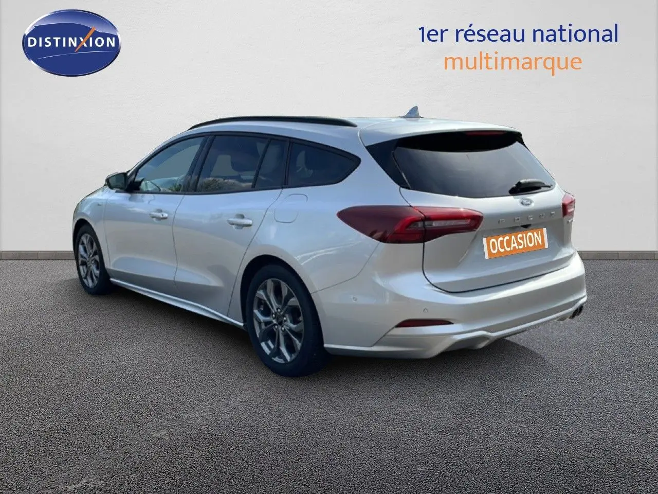 Vue 3/4 arrière droite d'une Ford Focus SW gris lunaire métal avec vitres teintées et jantes alliage.