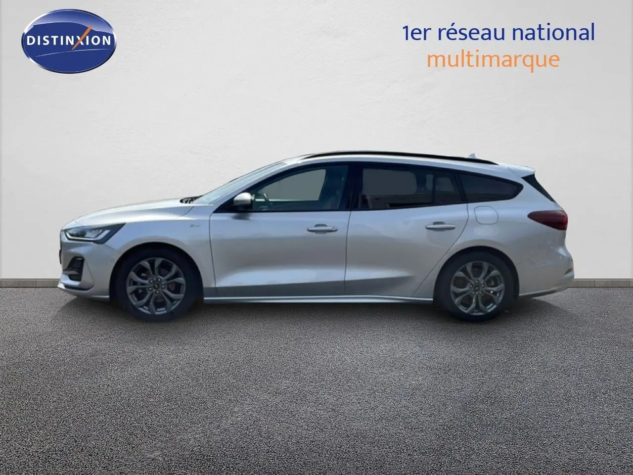 Profil côté gauche d'une Ford Focus SW 2023 gris lunaire métal avec jantes alliage et toit ouvrant.