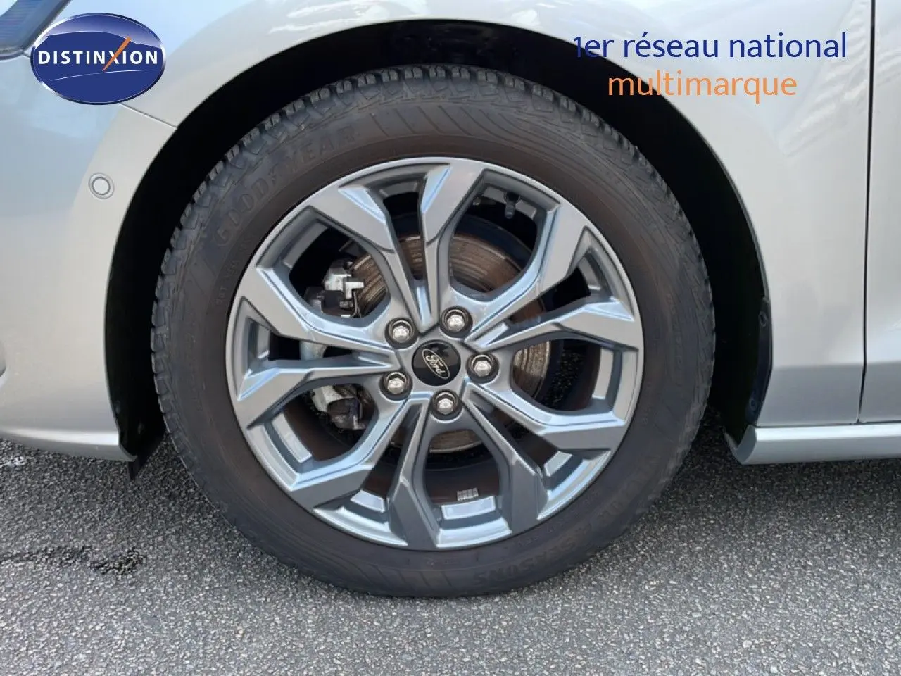 Gros plan sur la roue avant droite gris lunaire métal de la Ford Focus SW 2023 avec jante alliage distinctive.