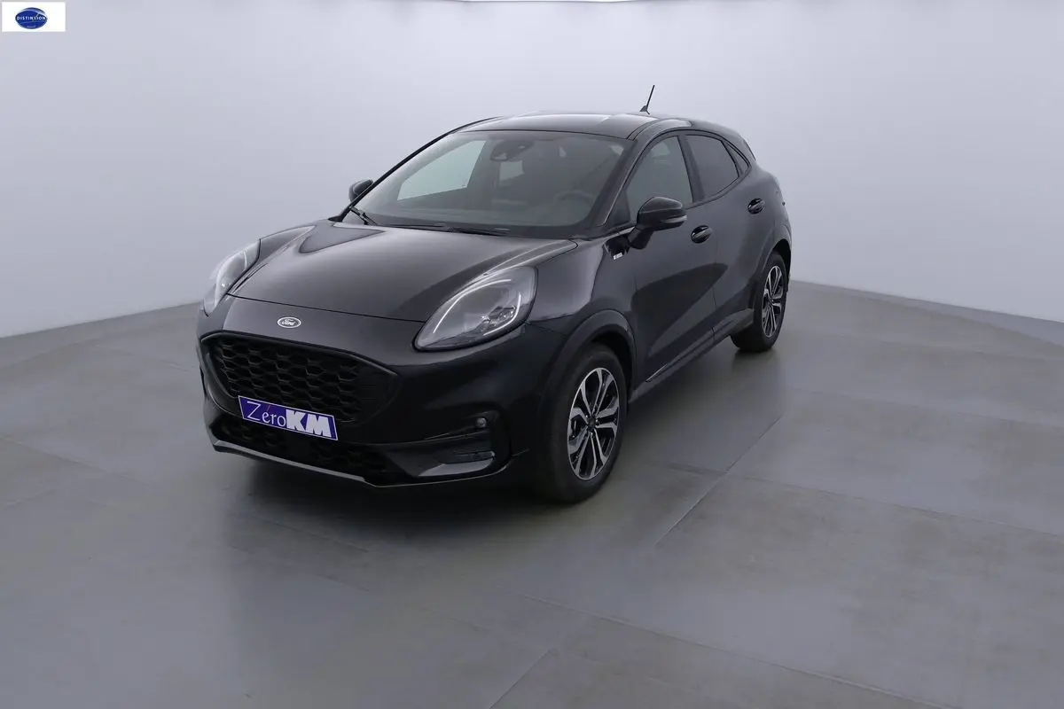 Ford Puma 1.0 EcoBoost MHEV 155ch ST-Line noir agate métal en 3/4 avant droit avec jantes bi-ton.