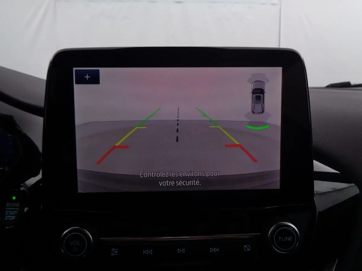 Écran central affichant la caméra de recul avec guidage coloré dans un Ford Puma noir agate 2022, vue intérieure.