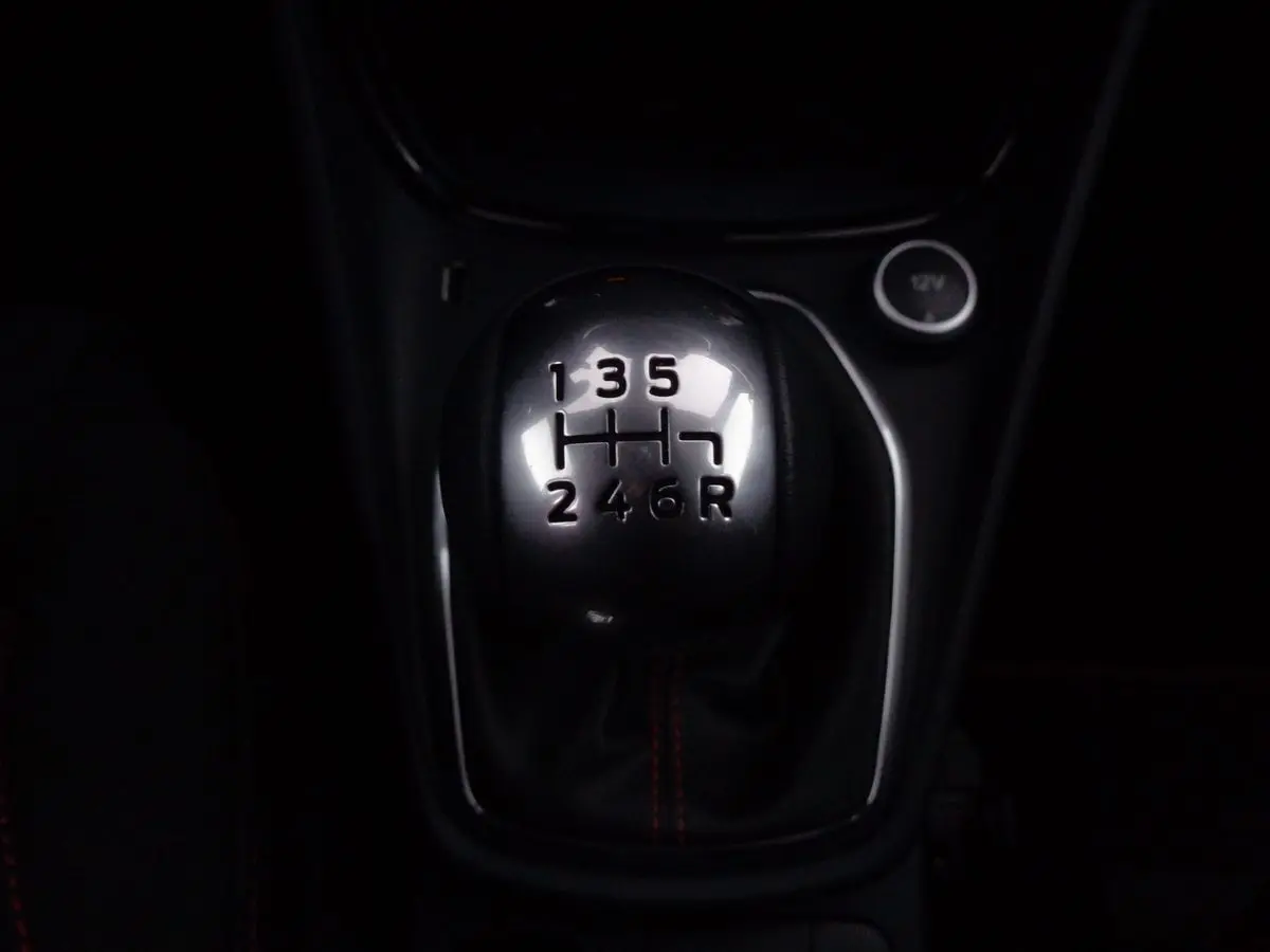 Le levier de vitesses manuel 6 rapports du Ford Puma 1.0 EcoBoost noir, vu en gros plan dans l'habitacle.