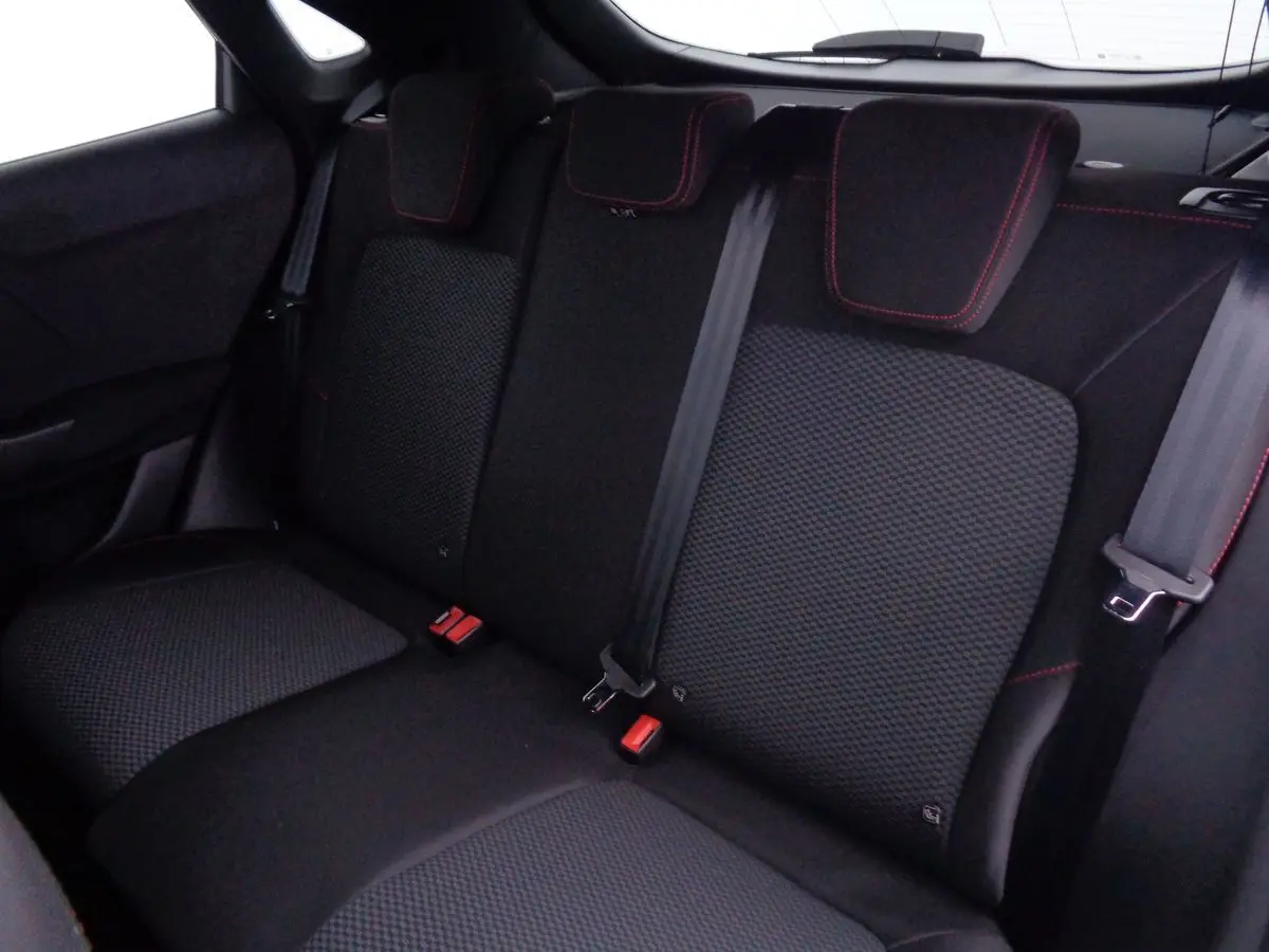Vue rapprochée des sièges arrière noirs avec surpiqûres rouges du Ford Puma 2022 finition ST-Line.