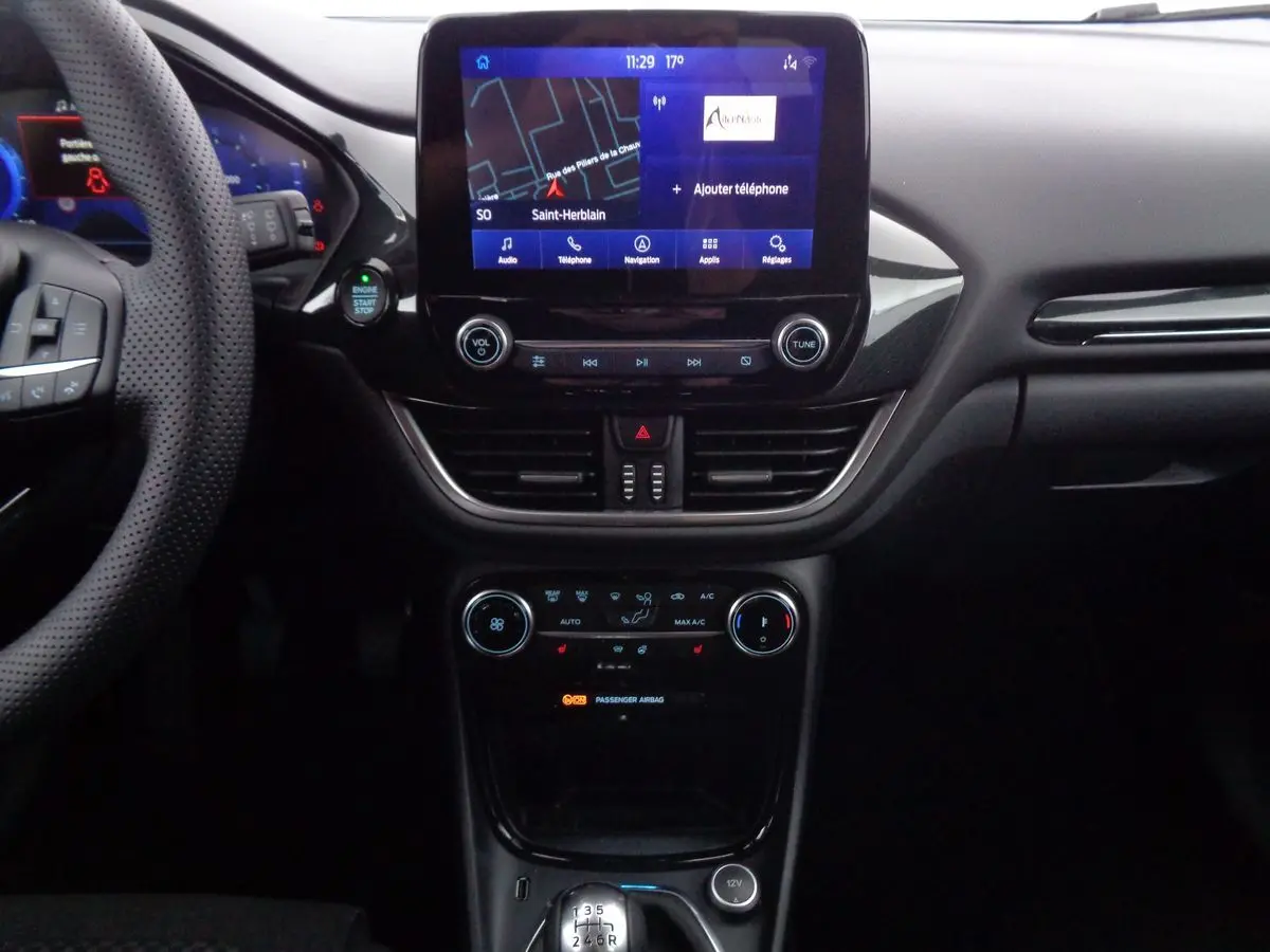 Intérieur du Ford Puma 2022 noir agate, vue centrale sur la console avec écran tactile et levier de vitesses manuel.