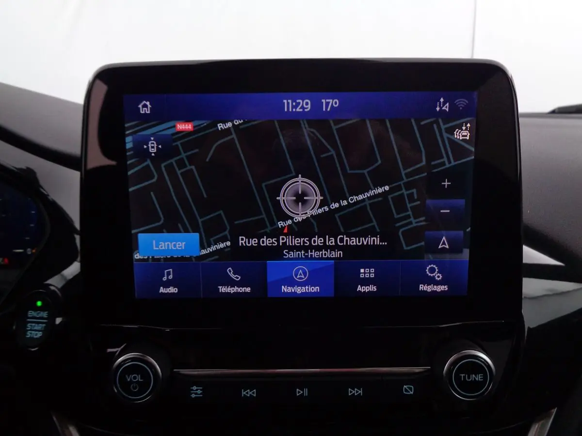 Écran tactile central de navigation affichant une carte, dans le tableau de bord noir d'une Ford Puma 2022.