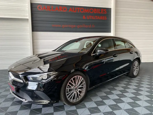 Mercedes Classe CLA Shooting Brake noire vue en 3/4 avant droit, avec jantes alliage et calandre distinctive.