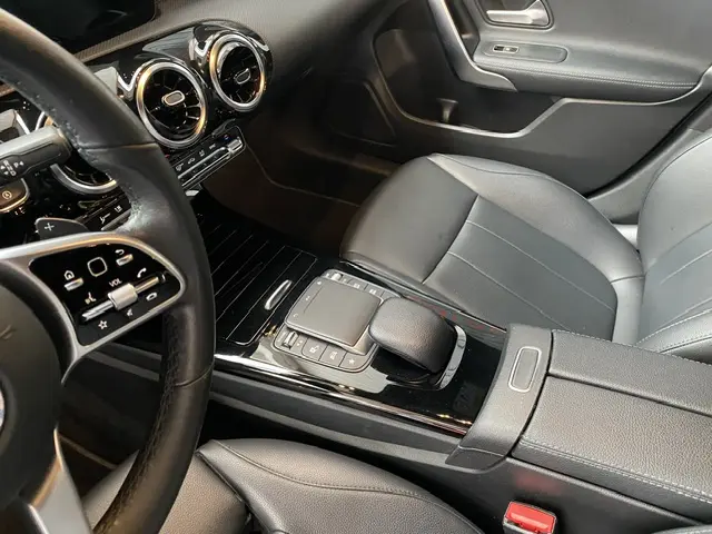 Intérieur noir de la Mercedes CLA Shooting Brake 200d 2021, vue côté passager avec console centrale et volant partiel.