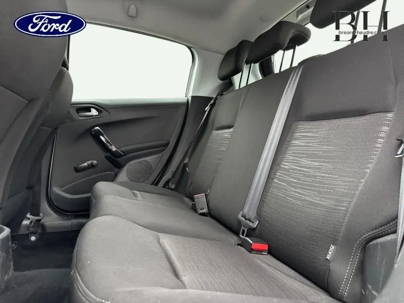 Vue intérieure côté droit de la banquette arrière en tissu noir de la Peugeot 208 blanc banquise de 2013.