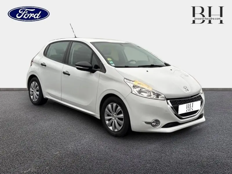 Peugeot 208 blanc banquise vue en 3/4 avant droit, avec phares allumés et rétroviseurs noirs contrastants.