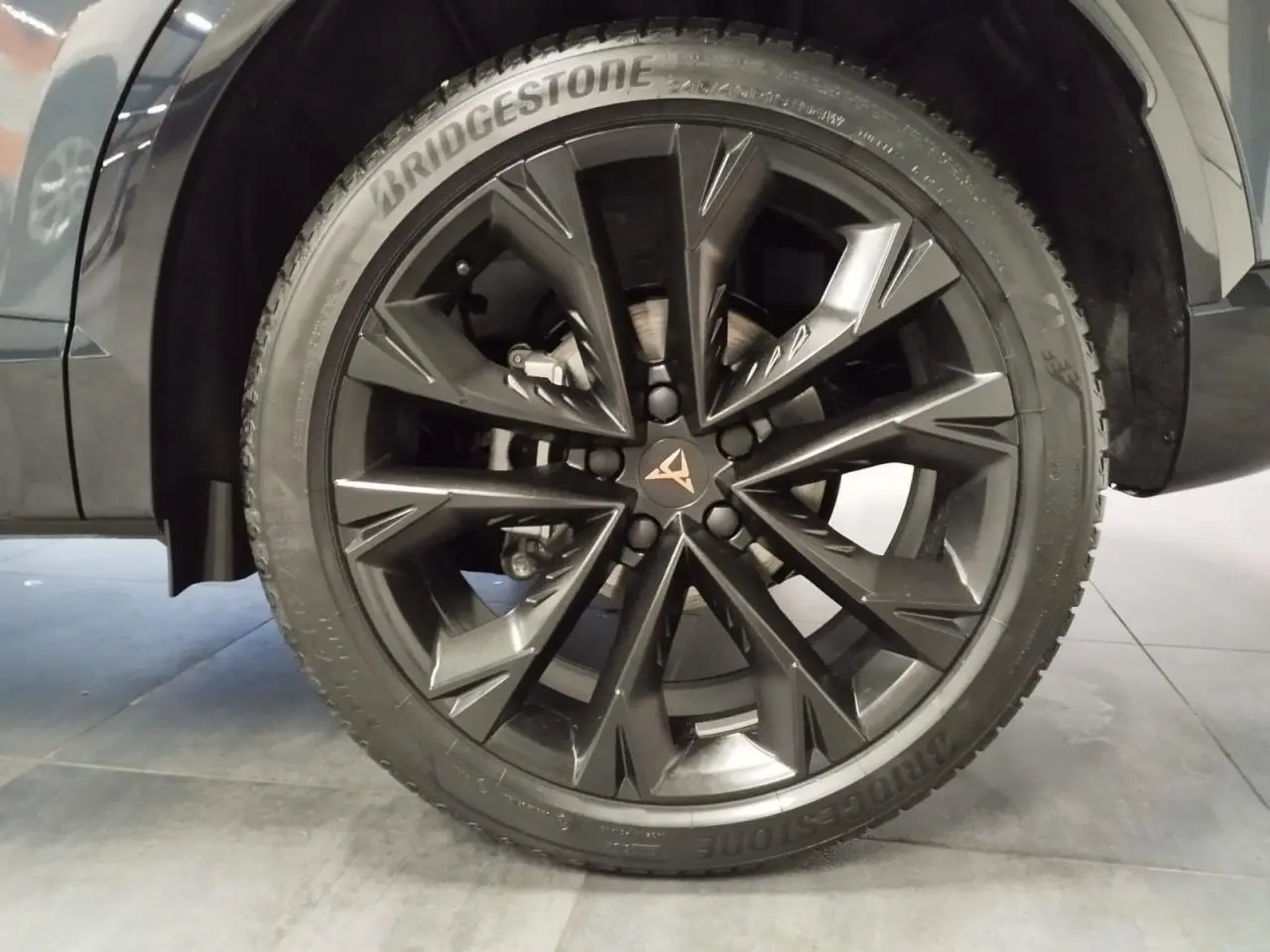 Vue rapprochée de la roue arrière droite du CUPRA Formentor 2.0 TDI 150 en couleur Magnetic Tech.