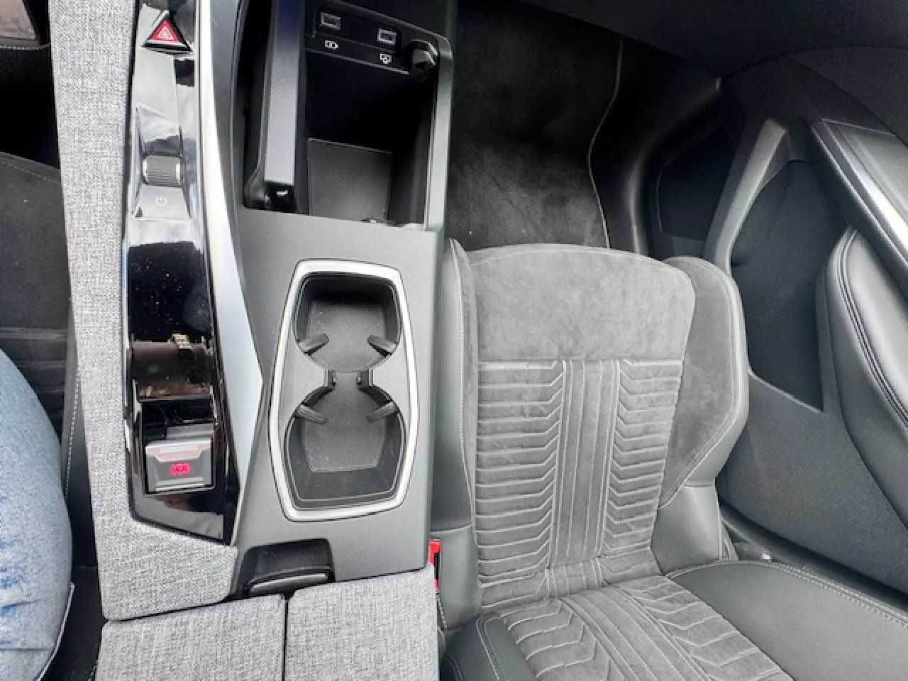 Gros plan sur la console centrale et le siège avant en Alcantara gris du Peugeot 5008 2024 finition GT.