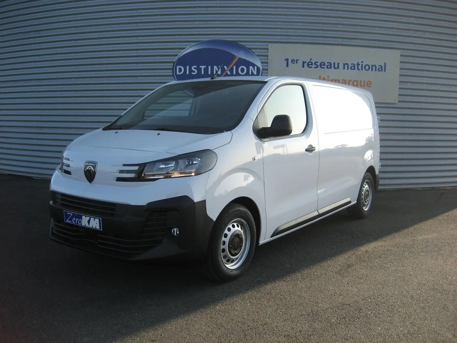 Peugeot Expert Fourgon blanc en 3/4 avant droit, avec calandre noire et jantes acier simples.