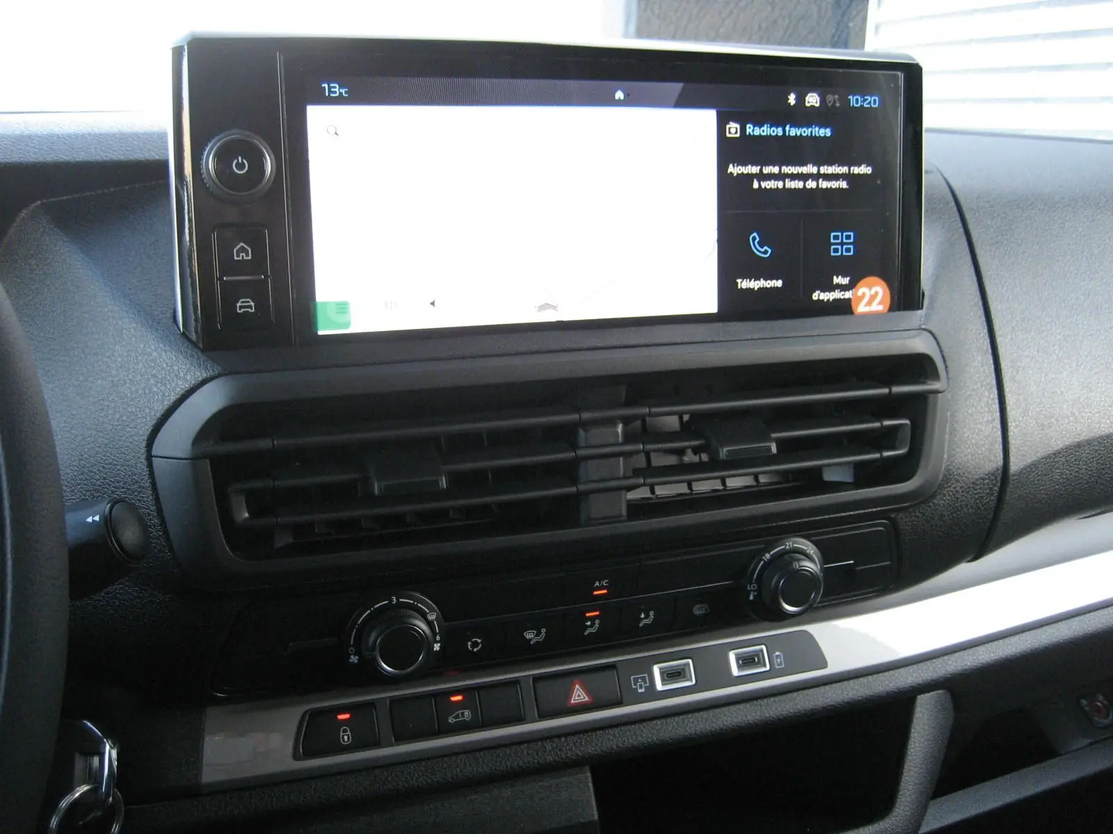 Tableau de bord du Peugeot Expert Fourgon blanc 2025, vue rapprochée sur l'écran tactile et commandes climatisation.